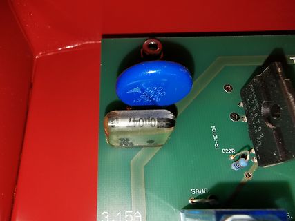 Nahaufnahme elektronischer Bauteile auf Leiterplatte