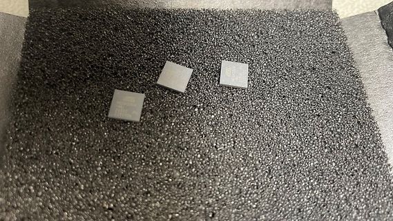 Drei integrierte Schaltkreise auf Schaumstoff
