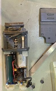 Offenes Netzteil mit Bauteilen und Steckmodul