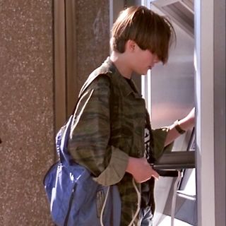 Kind mit Rucksack vor Türöffnung