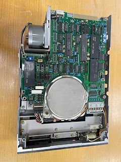 Innenansicht eines elektronischen Geräts mit Leiterplatte und Motor