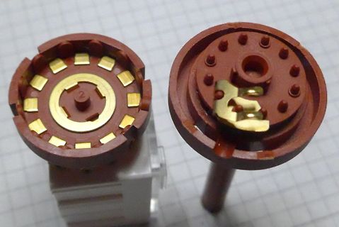 Nahaufnahme eines geöffneten elektrischen Steckers