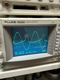 Abfotografiertes Fluke PM3082 Oszilloskop mit Wellenform