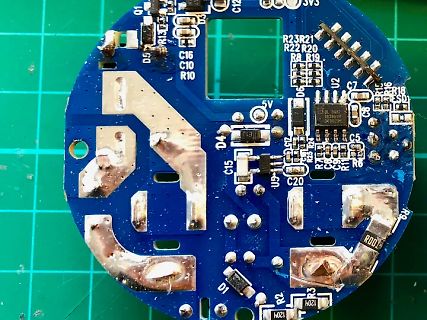 Nahaufnahme einer blauen Leiterplatte mit SMD-Bauteilen