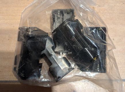 Schwarze Bauteile in einer Plastiktüte