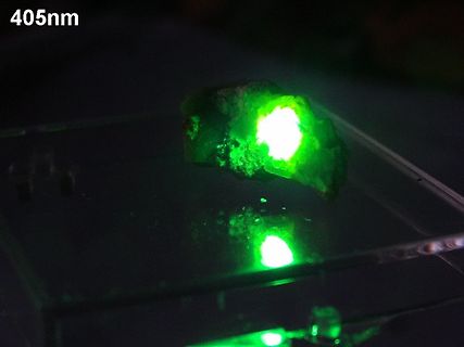 Fluoreszierender Stein unter UV-Licht
