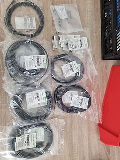 Verpackte Kabel und Steckverbinder auf Holzuntergrund