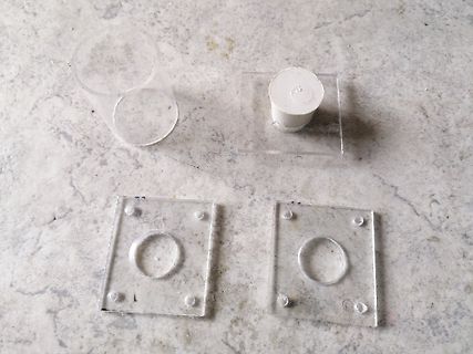 Durchsichtige Kunststoffteile auf Untergrund