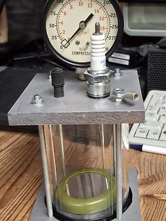Druckmessgerät mit Manometer und transparentem Zylinder
