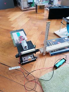 Elektronischer Versuchsaufbau mit Laser und Lineal