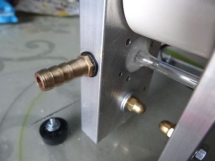Metallgehäuse mit Schlauchanschluss und Glasrohr