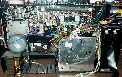 Innenansicht eines elektronischen Geräts mit Leiterplatten und Verkabelung