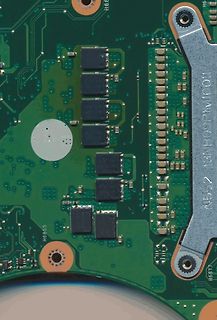 Nahaufnahme einer grünen Leiterplatte mit elektronischen Bauteilen