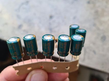 Elektrolytkondensatoren auf Lochrasterplatine