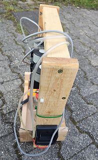 Aufbau mit Pumpen und Schläuchen auf Holzbrett