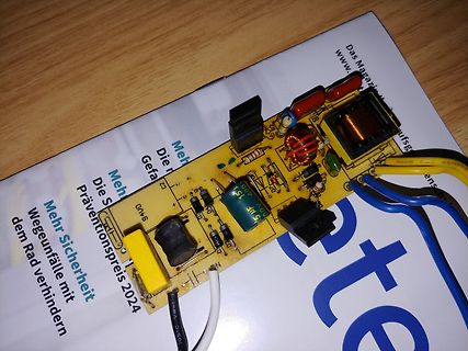 Foto einer Leiterplatte mit elektronischen Bauteilen