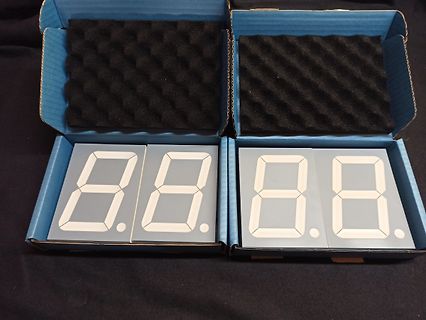 Zwei 7-Segment-Anzeigen in blauen Verpackungen