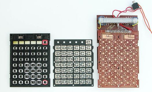 Zerlegte Elektronik einer Rechenmaschine mit Display und Tastatur