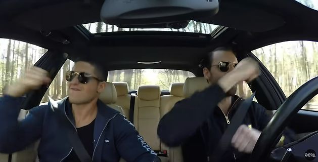 Zwei Männer im Auto
