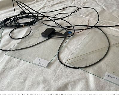 Kabel und Glasplatten auf weißem Untergrund