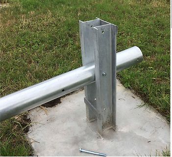 Verzinkte Metallkonstruktion auf Betonfundament
