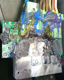 Stark verschmorte und beschädigte Elektronikkomponenten
