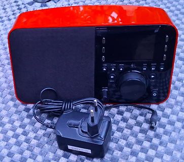 Rotes Radio mit Netzteil