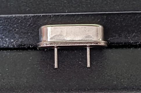 Metallisches Bauteil mit zwei Pins