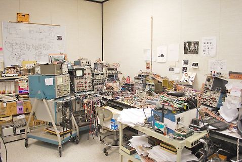 Unordnung in einer Elektronik-Werkstatt mit Messgeräten
