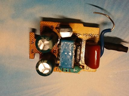 Foto einer kleinen Leiterplatte mit elektronischen Bauteilen