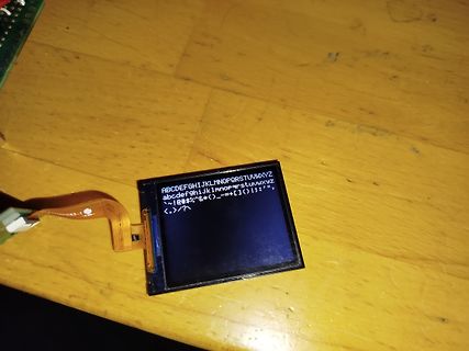 Kleines LCD-Display mit Zeichensatz auf Holztisch