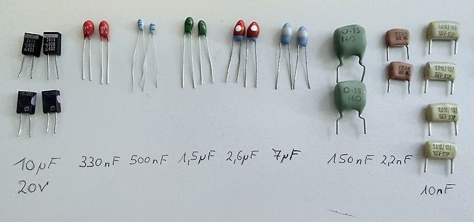 Verschiedene Elektrolyt- und Folienkondensatoren mit Beschriftung