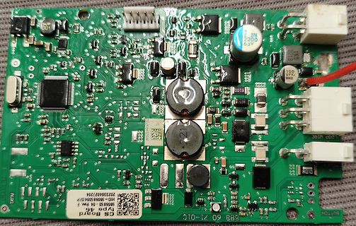Foto einer Leiterplatte mit elektronischen Bauteilen