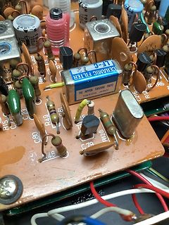 Nahaufnahme einer bestückten Leiterplatte mit elektronischen Bauteilen