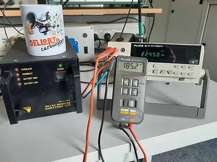 Messaufbau mit Multimeter und DC/AC Inverter