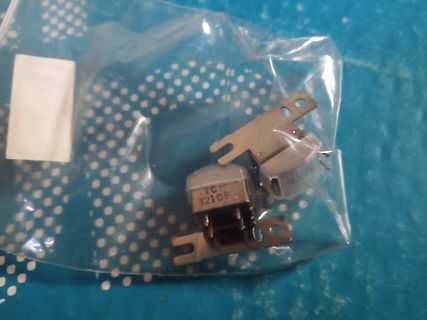 Zwei elektronische Bauteile in einer Plastiktüte