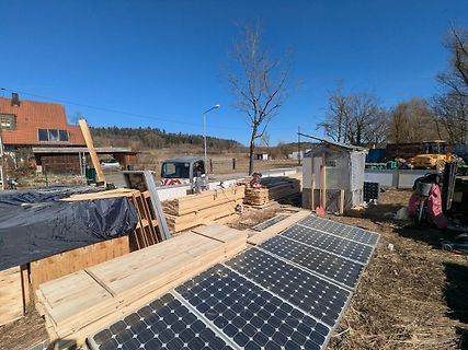 Baumaterial und Solarmodule auf einer Baustelle