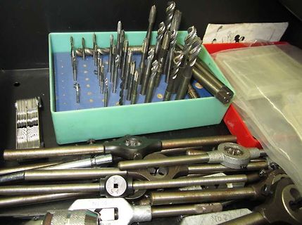 Metallische Werkzeuge und Bohrer in einer Werkzeugkiste