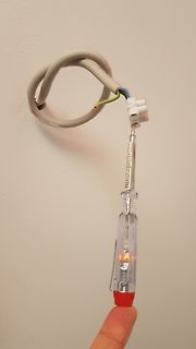 Durchgangsprüfer an Kabel mit Lüsterklemme