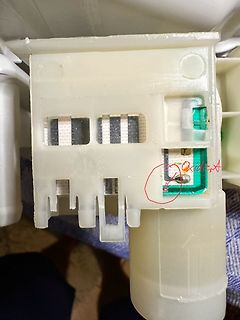 Elektronikkomponente in Kunststoffgehäuse mit Korrosionsschaden