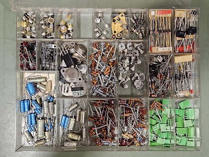 Sortiment verschiedener elektronischer Bauteile in einer Kunststoffbox