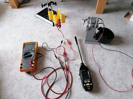 Versuchsaufbau mit Windrad, Multimeter und Messgerät