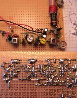 Lötstellen einer Lochrasterplatine mit elektronischen Bauteilen
