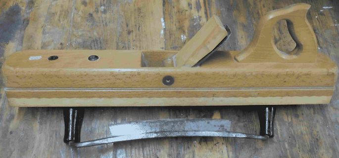 Holzhandhobel auf Holztisch
