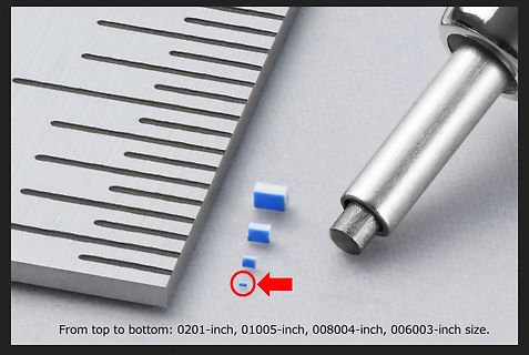 Größenvergleich von SMD-Bauteilen mit Lineal