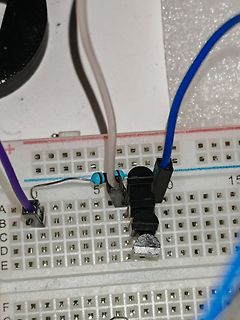 Aufbau auf einem Breadboard mit Bauteilen und Kabeln