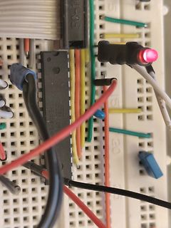 Aufbau auf einem Breadboard mit IC und LED