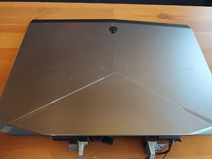 Unterseite eines elektronischen Geräts auf Holztisch