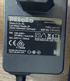 Typenschild eines Miele Batterieladegeräts