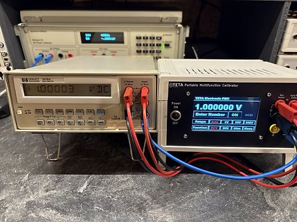 Messaufbau mit Multimeter und Multifunktionskalibrator